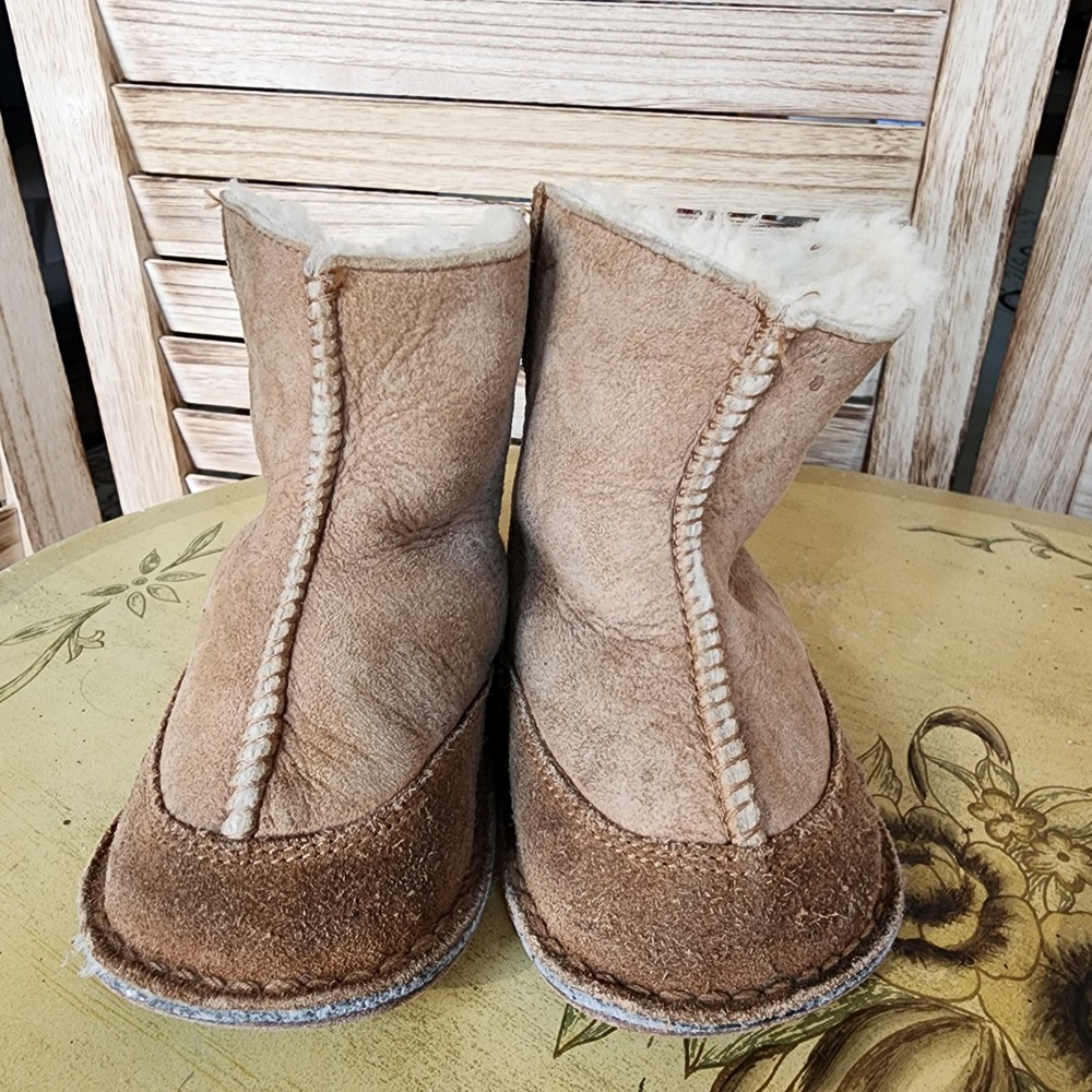 UGG Australia MEDIUM Baby Toddler 6 Tan Sheepskin Suede Boots Cozy Winter Fall